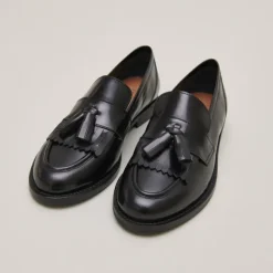 Mocassins à talons plats et pompons