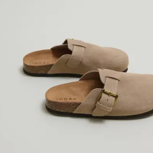 Mules à boucles