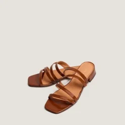 Mules à petits talons et brides fines