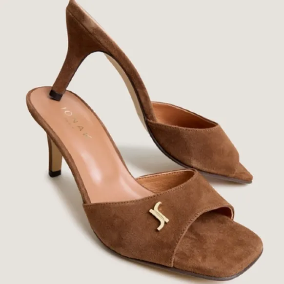 Mules à talons et monogrammes