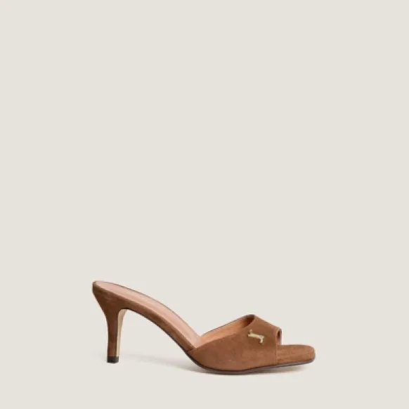Mules à talons et monogrammes