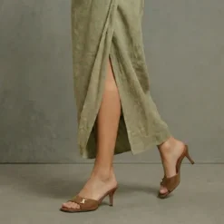 Mules à talons et monogrammes
