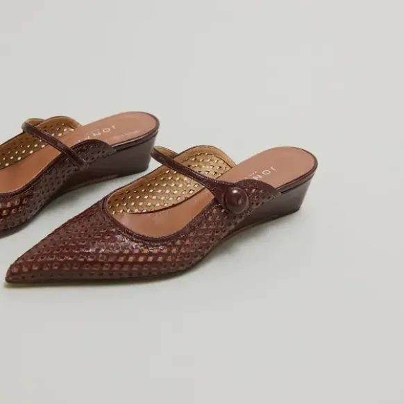 Mules compensées à bouts pointus