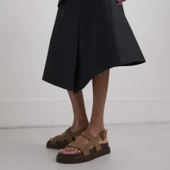 Sandales à brides croisées
