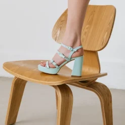 Sandales à brides et bouts carrés