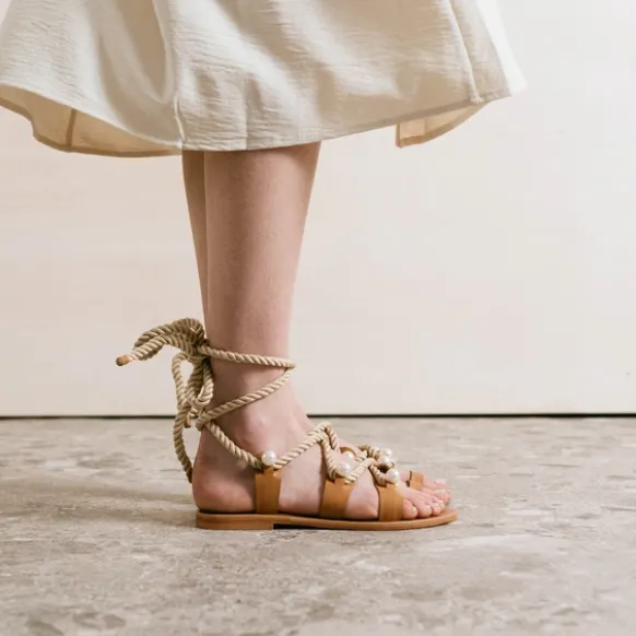 Sandales à brides, perles et lanières tressées