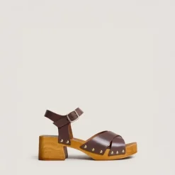 Sandales à clous et à brides croisées