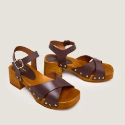 Sandales à clous et à brides croisées