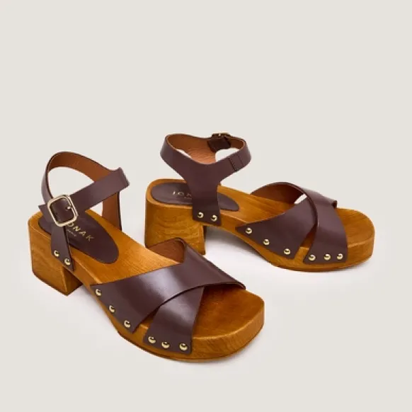 Sandales à clous et à brides croisées