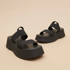 Sandales à larges lanières