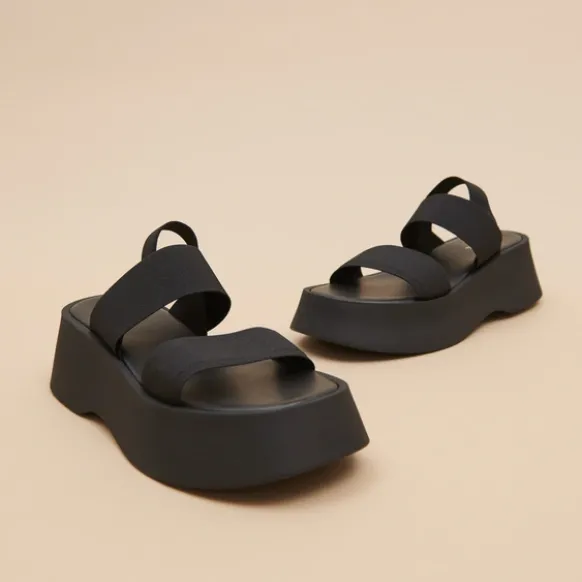 Sandales à larges lanières