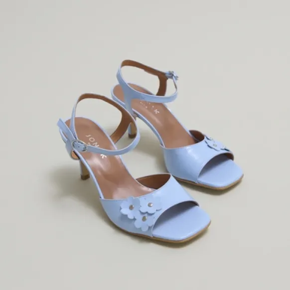Sandales à talons et fleurs