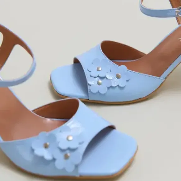 Sandales à talons et fleurs