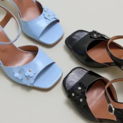 Sandales à talons et fleurs