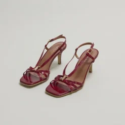 Sandales à talons et monogrammes