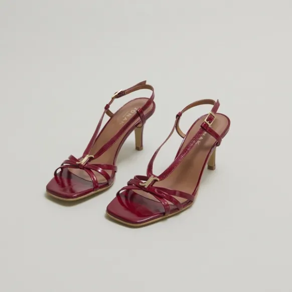 Sandales à talons et monogrammes