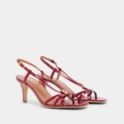 Sandales à talons et monogrammes