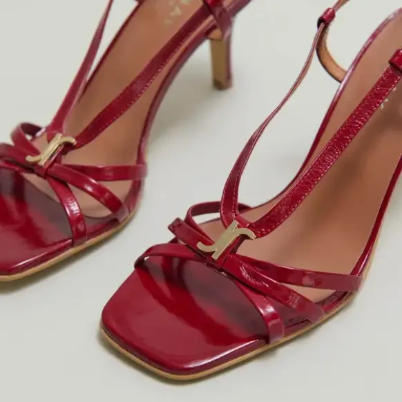 Sandales à talons et monogrammes