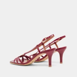 Sandales à talons et monogrammes