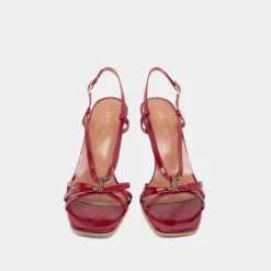 Sandales à talons et monogrammes
