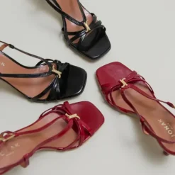 Sandales à talons et monogrammes