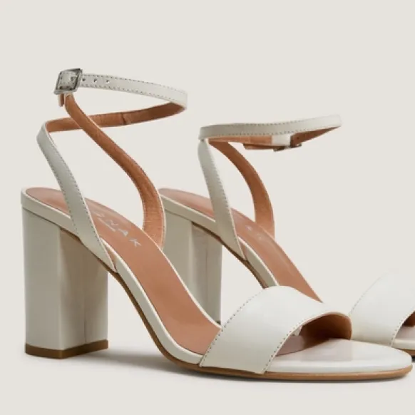 Sandales à talons hauts et brides chevilles