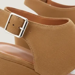 Sandales compensées et brides ajustables